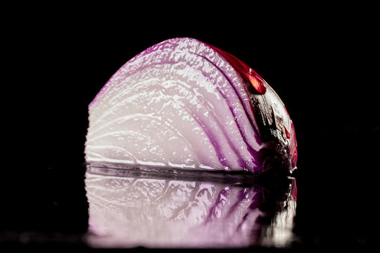 Cipolla rossa di Tropea Calabria affettata e isolata con sfondo nero.