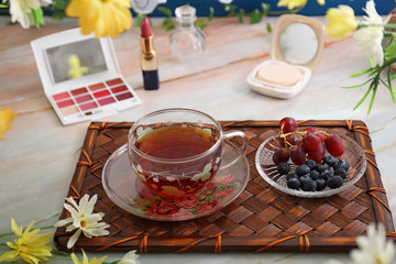 一杯の紅茶と果物