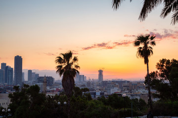 Obraz premium Beautiful view of a modern downtown city during a sunrise. Taken in Jaffa, Tel Aviv-Yafo, Israel.
