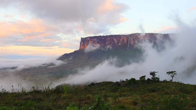 ギアナ高地のロライマ山 雲海
