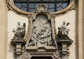 Cristo deposto nel sepolcro e Angeli; coronamento del portale centale della chiesa di Santa Maria della Passione; Milano