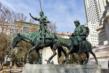 Obraz premium Monument to Cervantes and Don Quixote and Sancho Panza at Spain Square in City of Madrid, Spain