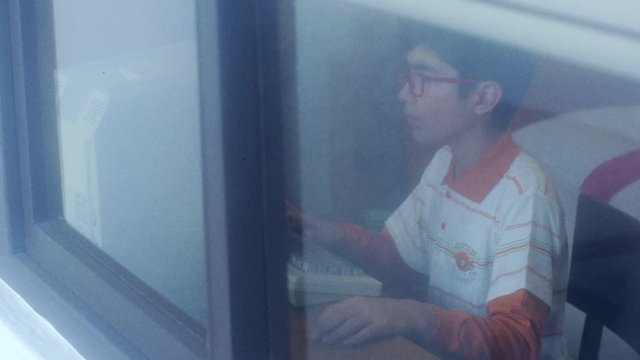 Kid using old computer