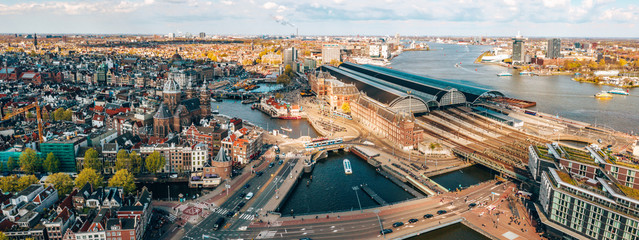 Mooie luchtfoto Amsterdam van bovenaf met veel smalle grachten, straten en architecturen.