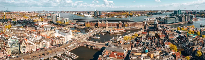 Foto auf Leinwand Schöne Aussicht auf Amsterdam von oben mit vielen engen Kanälen, Straßen und Architekturen. © ingusk