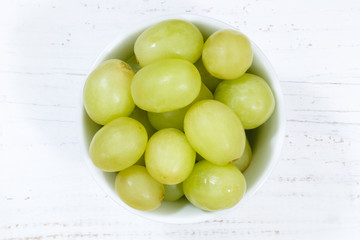 Trauben Frucht Weintrauben grün Früchte Obst von oben Holzbrett