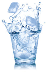Wasser im Glas Mineralwasser Eiswürfel Eis Würfel freigestellt Freisteller isoliert
