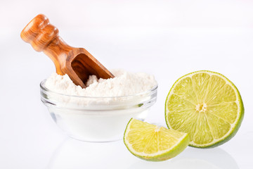 The lemon mixed with baking soda is a simple remedy that brings great benefits to the body. Text space