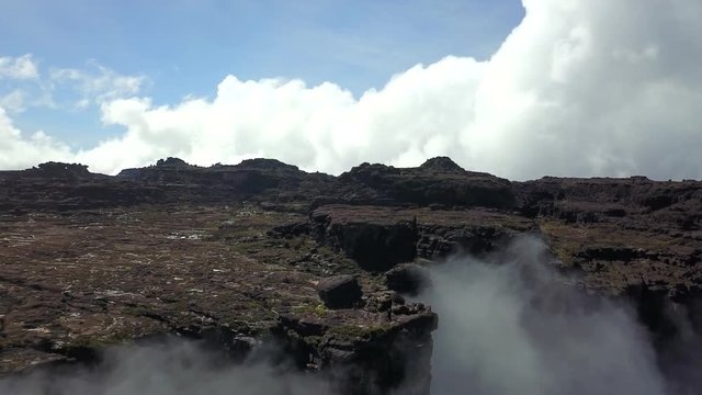 ギアナ高地のロライマ山 頂上ドローン映像
