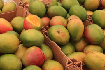 Fresh mangos on a market stall