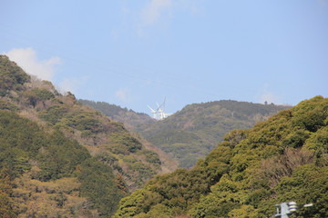 山間からわずかに見える発電風車の上部(静岡県)
