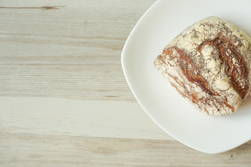 Bread on the table.  rustic bread. French bread. テーブルの上のパン。リュスティック、フランスパン。