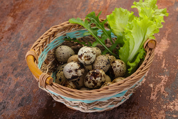 Obraz premium Quail eggs in the basket