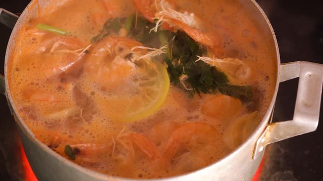 Cooking boiled shrimp with lemon and spices