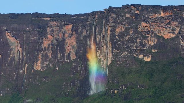 ギアナ高地のロライマ山 滝にかかる虹
