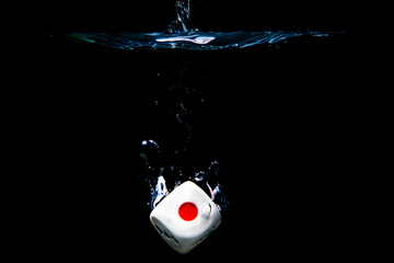 Dado en el agua