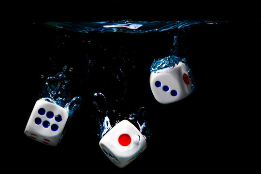 Dado en el agua