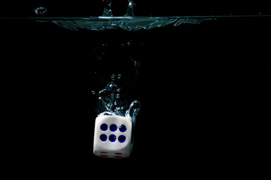 Dado en el agua