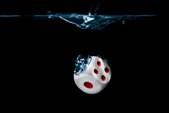 Dado en el agua