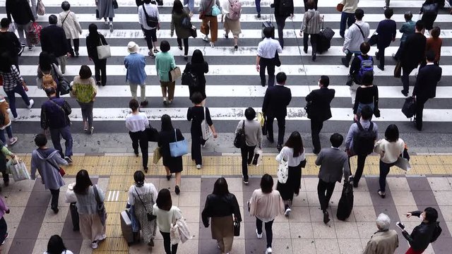 横断歩道を渡る人々