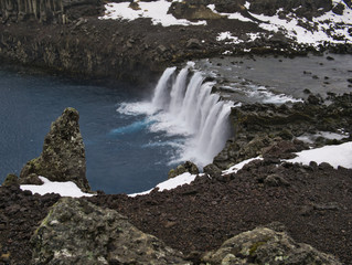 Wasserbecken vom blauen Thjofafoss Wasserfall