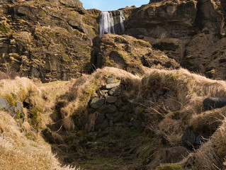 Überwachsene Mauer vor dem Gljufrabui Wasserfall