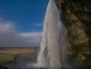 Seljalandsfoss Wasserfall in Island von der Seite