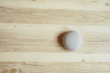 AI speaker on the table.  テーブルの上のAIスピーカー