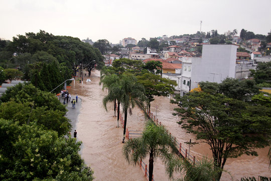 Alagamento em Po&aacute; SP.