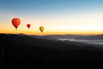 Fototapeta na wymiar Sunset Mountain View has a floating balloon in the sky.