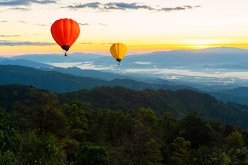 Naklejka premium Sunset Mountain View has a floating balloon in the sky.