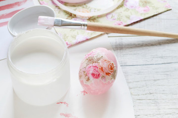 How to decorate an Easter egg with decoupage technique