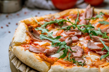 Italian meat pizza with roast beef and aragula
