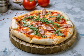 Italian meat pizza with roast beef and aragula