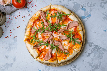 Italian meat pizza with roast beef and aragula