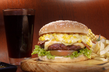 hamburguesa con queso, maíz y tocino