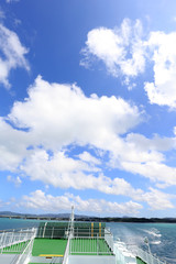 美しい沖縄の海と航跡