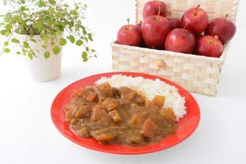 おいしそうなカレーライスと果物