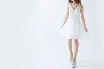 白背景美脚のスタイルがいい白いレースのドレスを着た綺麗なお姉さんキャバクラスナック水商売