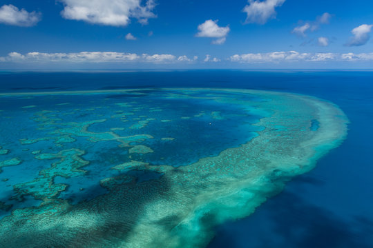 Luftaufnahme beim Helikopter-Rundflug über das Great Barrier Reef