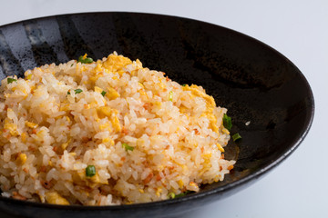 中華料理炒飯を箸であげるパサパサ美味しい子供の大好物