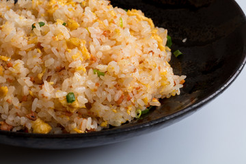 中華料理炒飯を箸であげるパサパサ美味しい子供の大好物