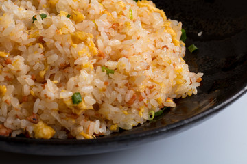 中華料理炒飯を箸であげるパサパサ美味しい子供の大好物