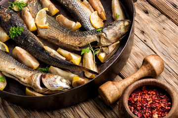 Baked fish in apples