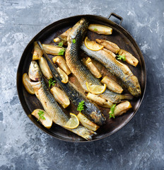 Baked fish in apples