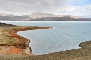 Fototapeta na wymiar Great lakes of Tibet. Lake Rakshas Tal (Langa-TSO) in summer in cloudy day