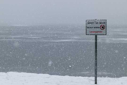 Senftenberger See im Winter mit Sperrschild