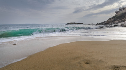 Fototapeta na wymiar Oleaje y fuerte marejada en una playa de la Costa Brava, Alt Empordà, Cataluña, España