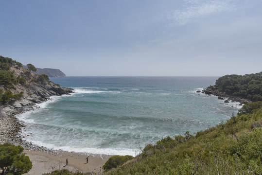 Oleaje y  marejada en una cala de la Costa Brava, Alt Empord&agrave;, Catalu&ntilde;a, Espa&ntilde;a