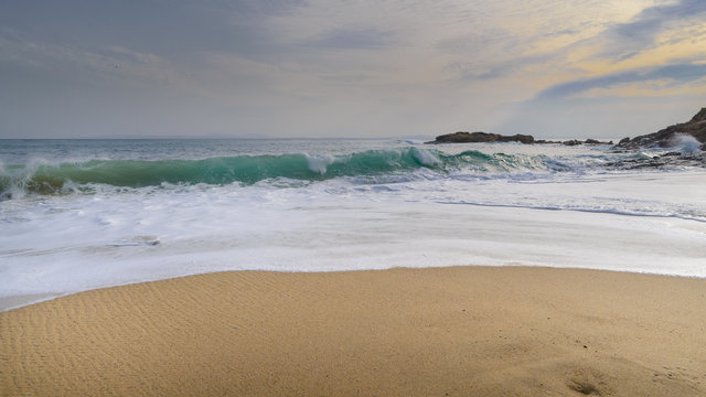 Oleaje y fuerte marejada en una playa de la Costa Brava, Alt Empord&agrave;, Catalu&ntilde;a, Espa&ntilde;a